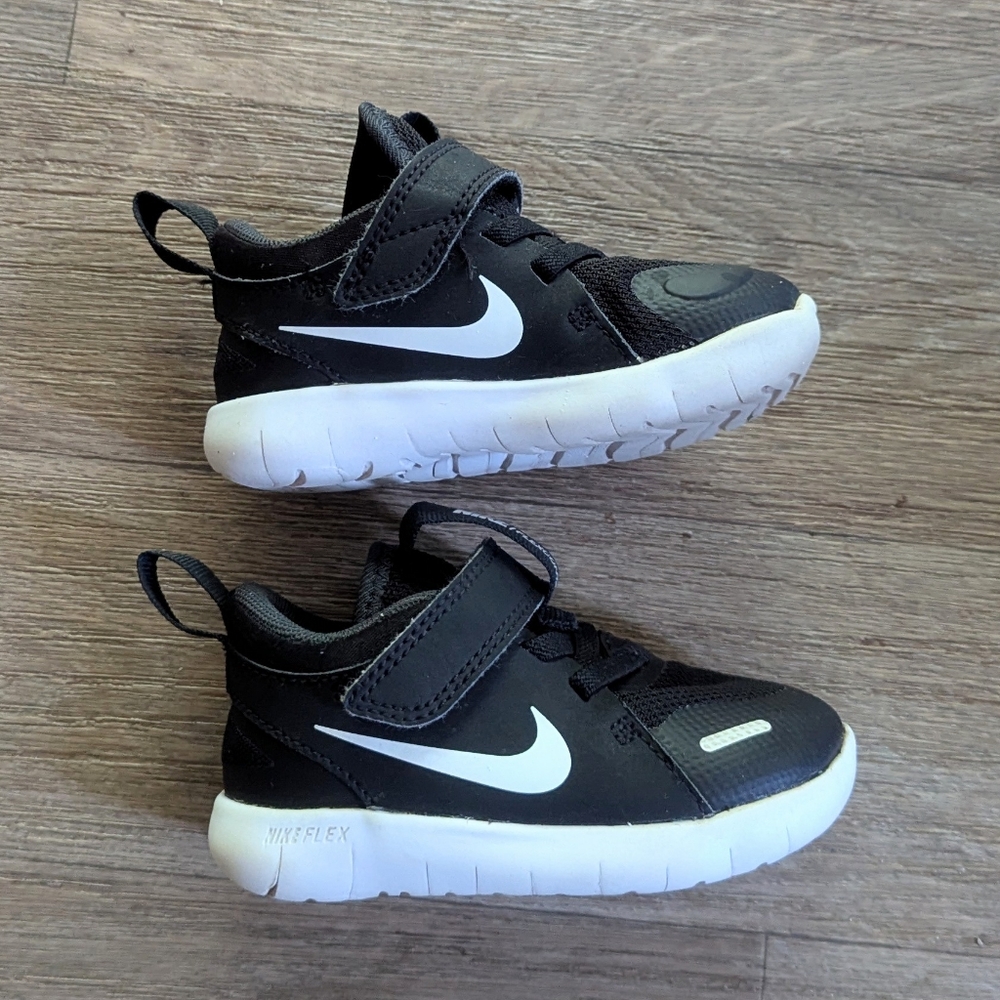 Nike Flex Control Youth Kids Black and White Sneakers Shoes Size 6